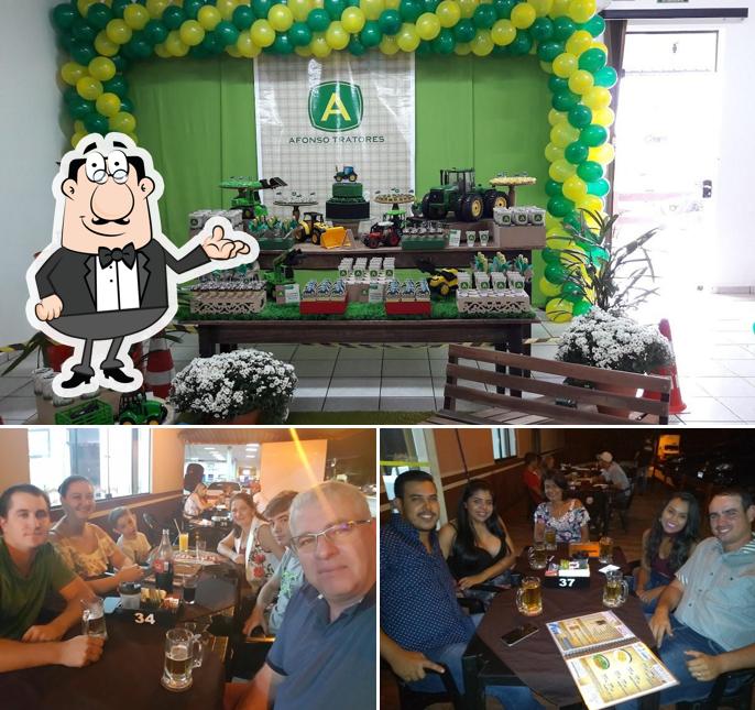 Sente em uma das mesas no Churrascaria Riograndense