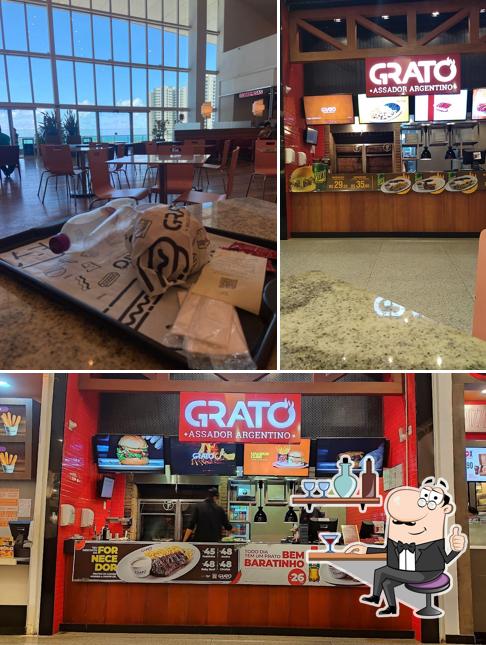 Sente em uma das mesas no Grato Assador Argentino