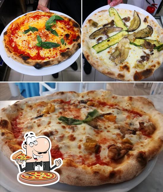 Prova una pizza a IN or OUT Food & Bar - Pizzeria - Piadineria - Hamburgeria - Ristorante