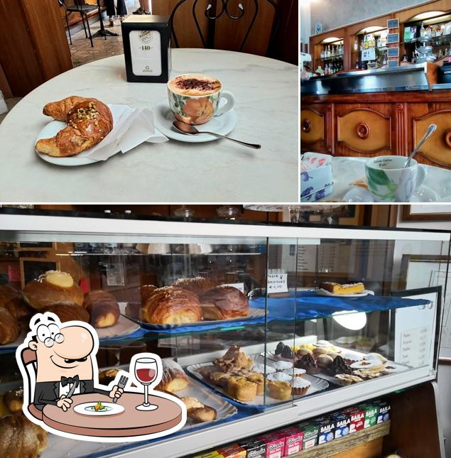 Dai un’occhiata alla immagine che raffigura la cibo e bancone da bar di Piccolo Caffè