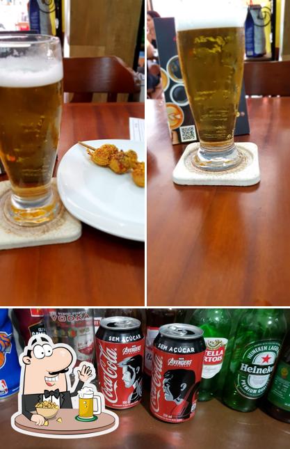 Peça um copo de cerveja leve ou escura