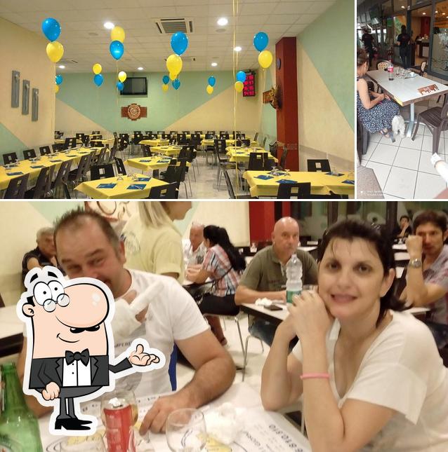 Tra le diverse cose da Pizzeria Civoleva si possono trovare la interni e tavolo da pranzo