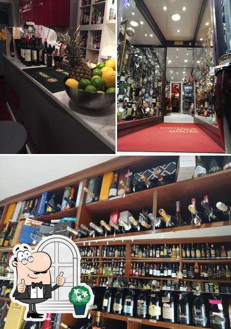 Enoteca Wine House Roma si caratterizza per la esterno e cibo