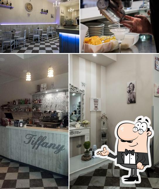 Dai un'occhiata agli interni di Tiffany Champagne & Wine Bar