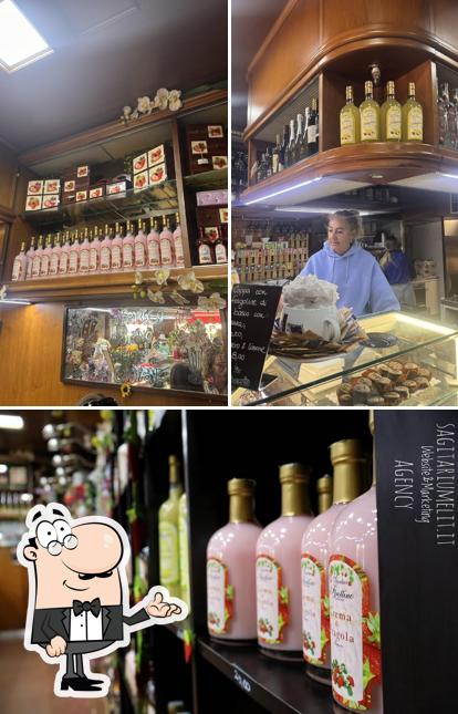 Tra le diverse cose da Forno a legna dolci casarecci si possono trovare la interni e bevanda