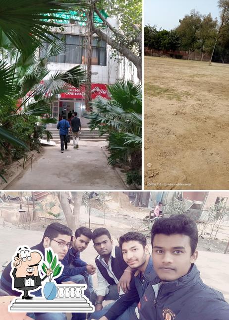 The exterior of Ramjas College Canteen