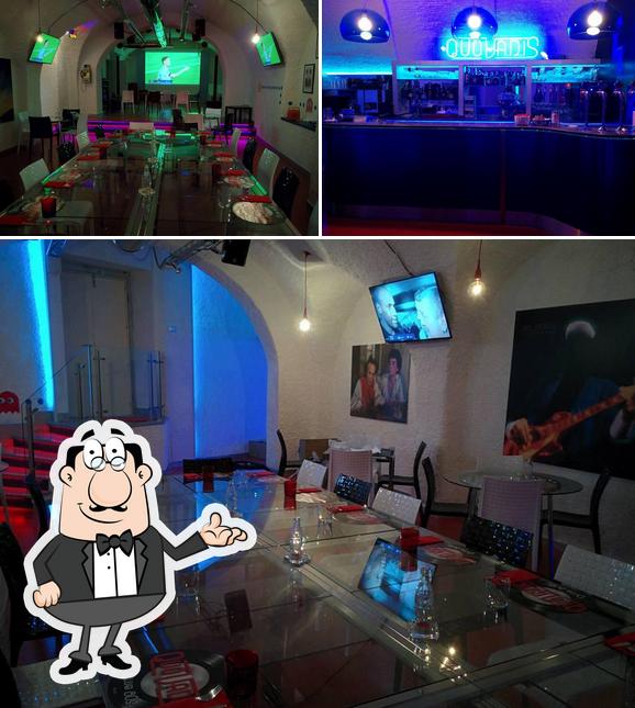 La immagine della interni e bancone da bar di Quo Vadis Club 80s