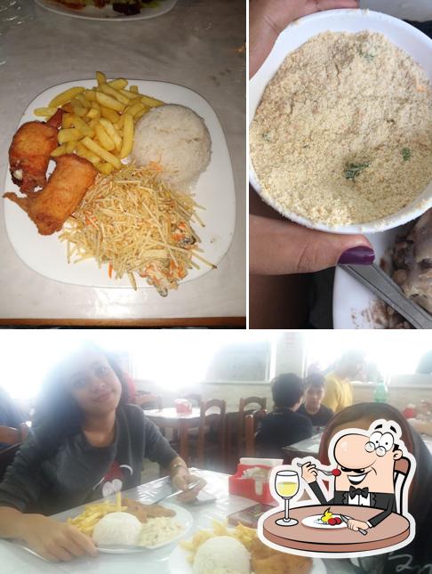 A ilustração da comida e interior no Delícias Do Frango