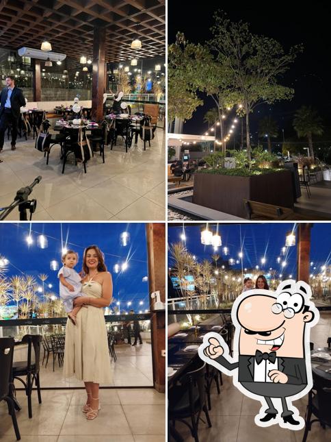 Sente em uma das mesas no Salsa Rooftop