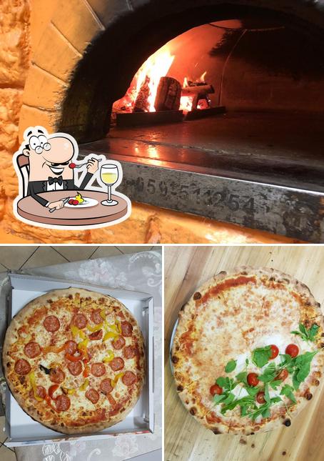 La foto di cibo e interni da Pizzeria D`asporto il Capriccio