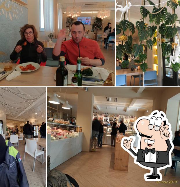 Siediti a un tavolo di El Merendero Bar Pasticceria Rosticceria Panetteria Pizzeria