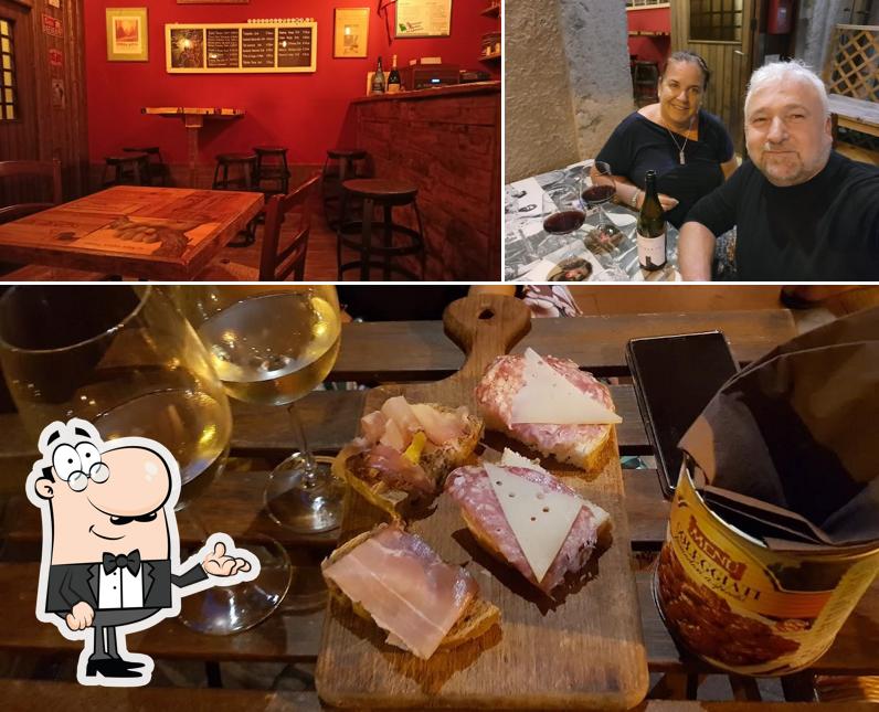 Siediti a un tavolo di Osteria all'Ombra
