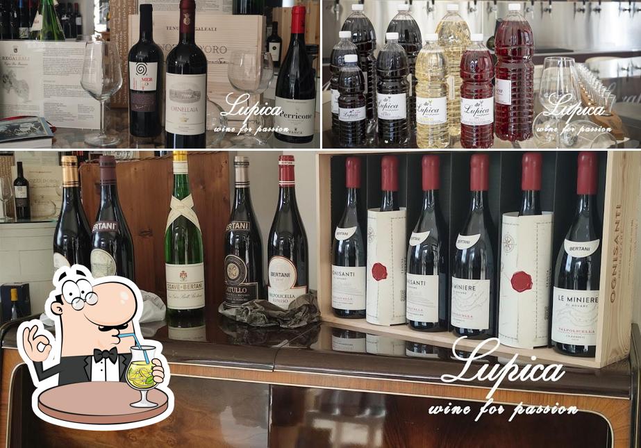 La foto di bevanda e cibo da Enoteca Lupica