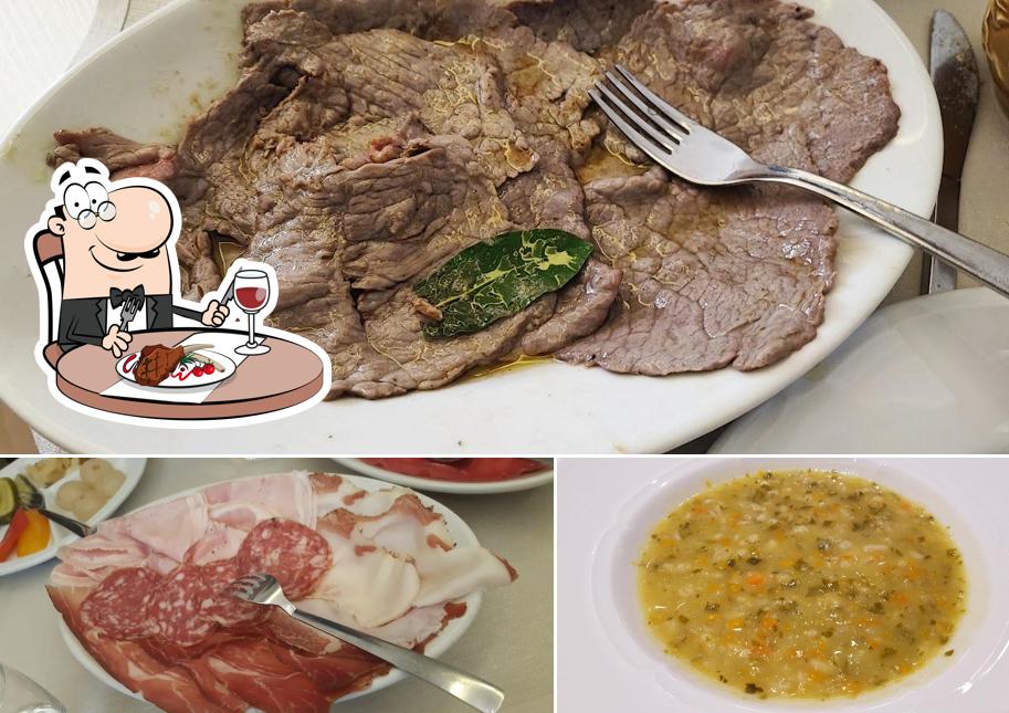 Costolette al Trattoria Belvedere piatti tipici carne salada