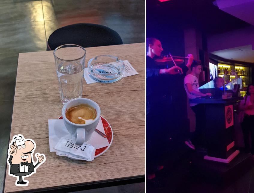 Siediti a un tavolo di Blue Eyes Cafe