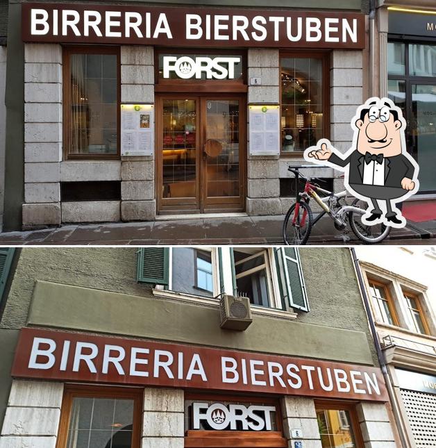 Siediti a un tavolo di Birreria Bierstuben Forst