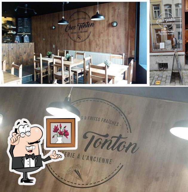Installez-vous à l'une des tables de Chez Tonton