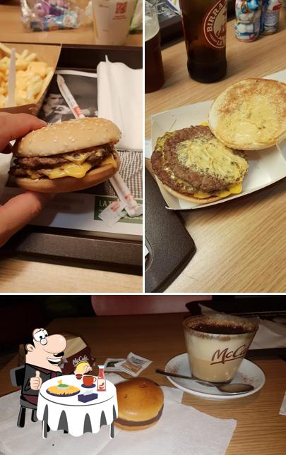 Ordina un hamburger a McDonald's Pavone Canavese