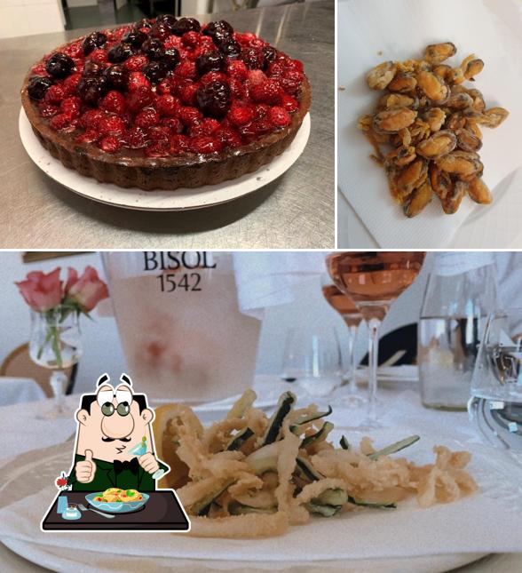 La cibo e tavolo da pranzo del ristorante