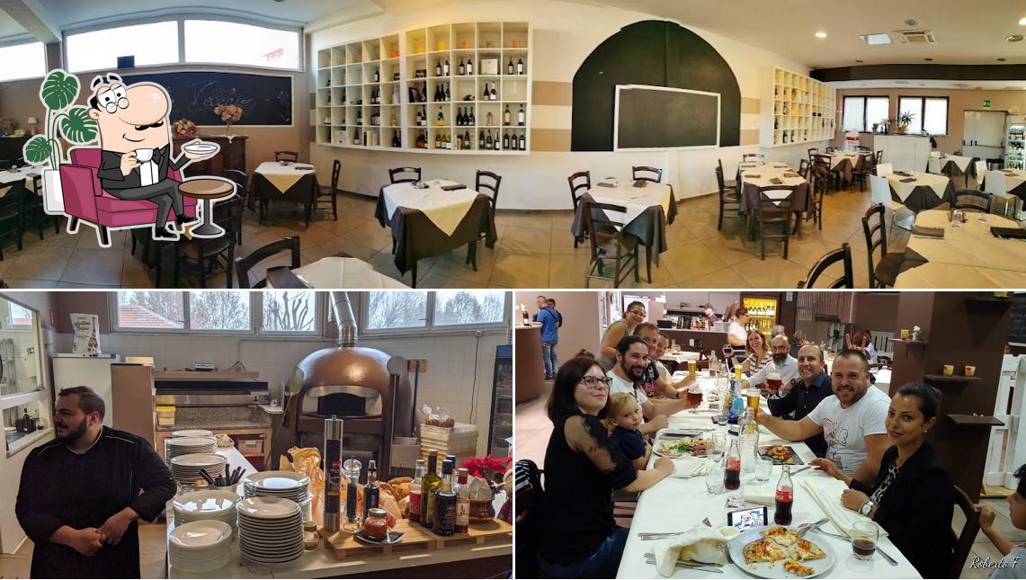 La foto di interni e tavolo da pranzo da Ristorante Ponte vecchio