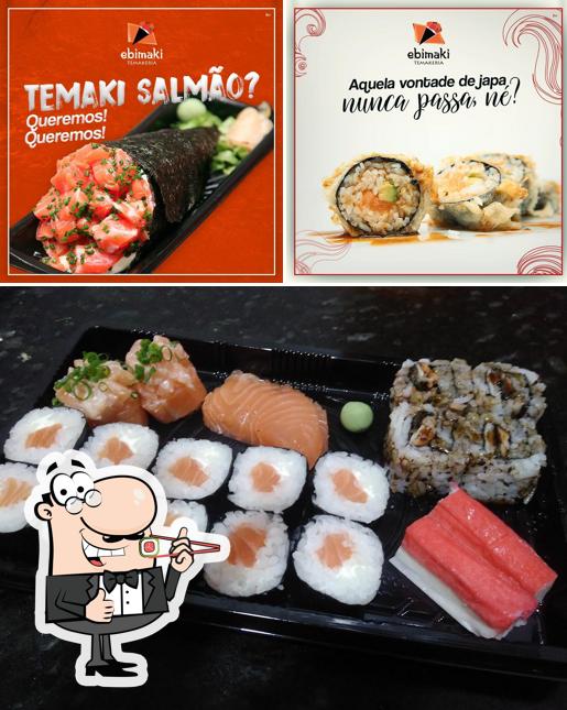 Presenteie-se com sushi no Ebimaki Temakeria