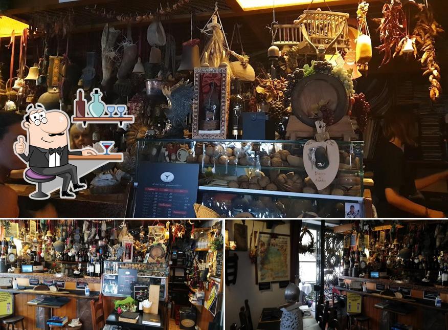 Gli interni di Aquila Nera Enoteca