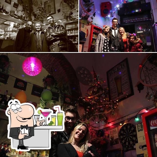 Tra le diverse cose da Bar Area 18/B si possono trovare la bancone da bar e interni