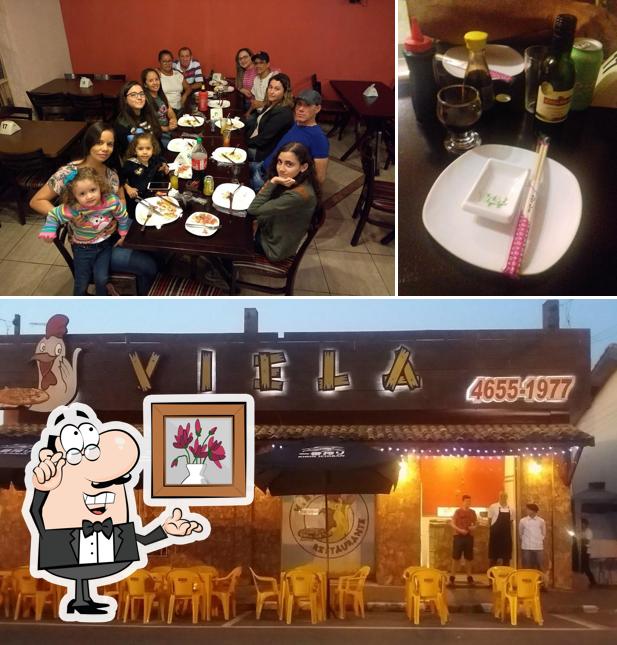 Sente em uma das mesas no Viela Pizzaria e Restaurante