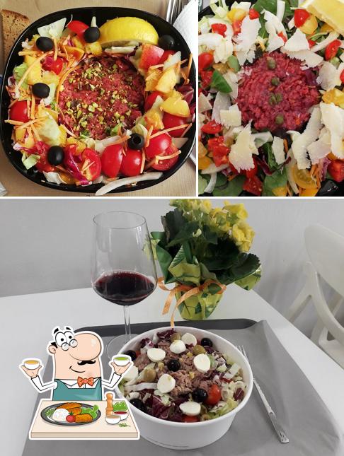 Guarda la foto che mostra la cibo e vino di Effetto Farfalla Caffé