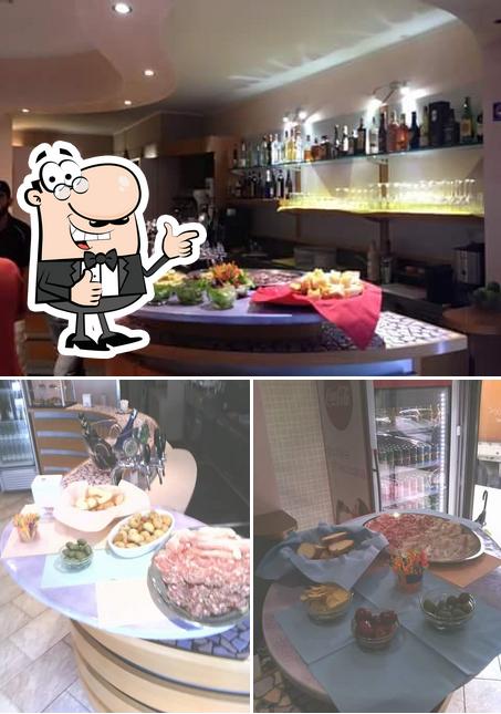 Ecco un'immagine di Etoile Cafe