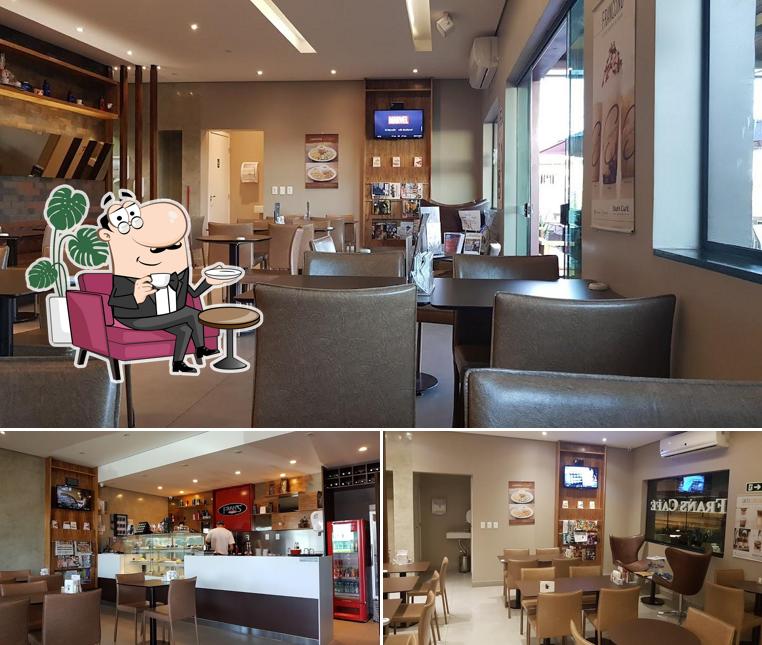 O interior do Fran's Café
