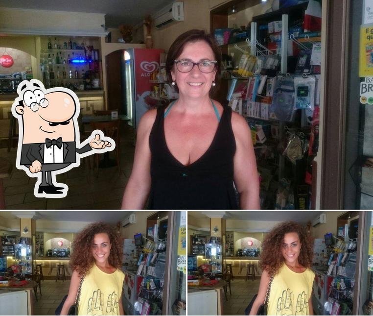 Dai un'occhiata agli interni di Bar Laura