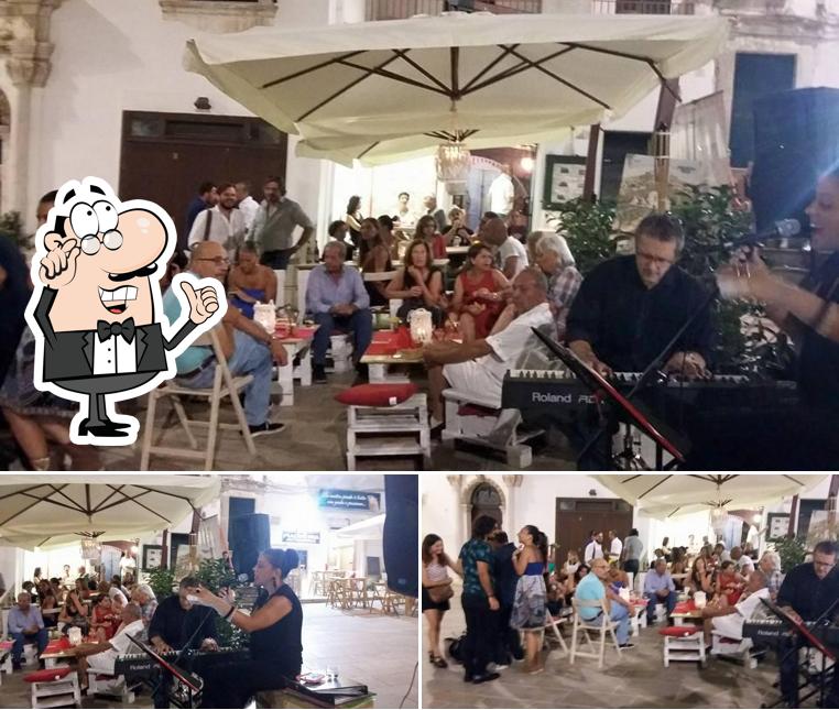 Siediti a un tavolo di Freaks Bar & Food
