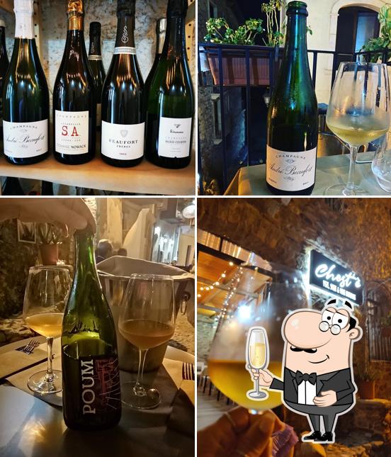 Chest'è , vizi, sfizi e vini naturali serve alcolici