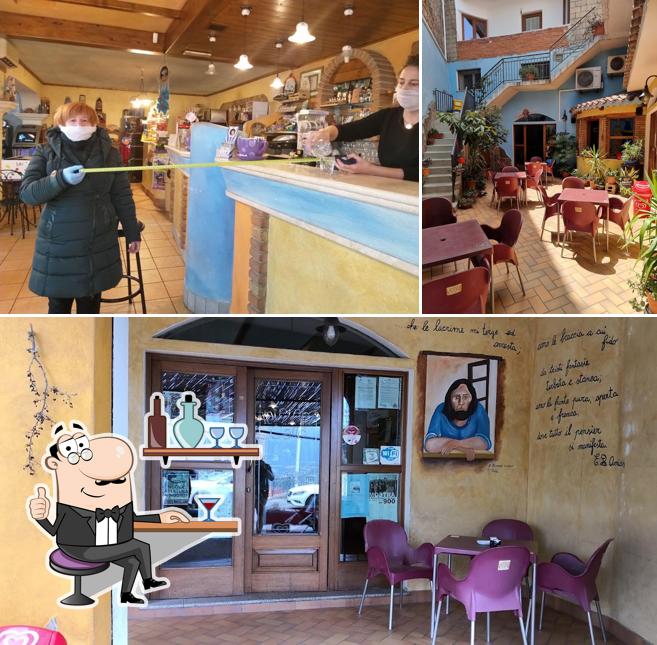 Gli interni di Internet Caffè Orgosolo