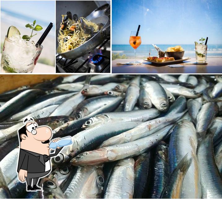 Ristorante Pesce D'Aprile si caratterizza per la bevanda e pesce