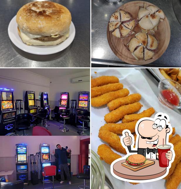 Prenditi un hamburger a Bar Sport