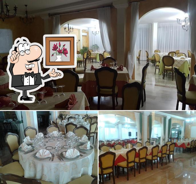 Siediti a un tavolo di Ristorante Laghetto Pizzeria.posti Letto Albergo