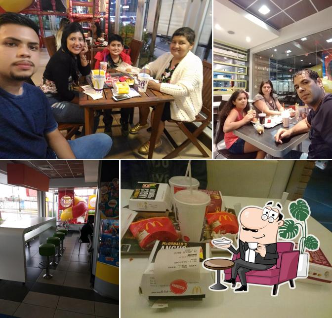 Sente em uma das mesas no McDonald's