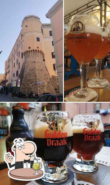 La bevanda e esterno del ristorante