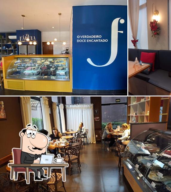 Veja imagens do interior do Fábula Doces Finos