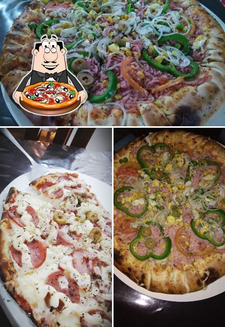 No Pizzaria forno D' lenha, você pode pedir pizza