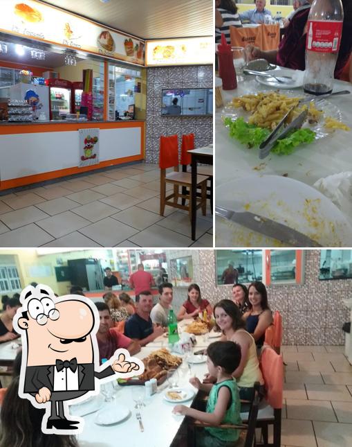Sente em uma das mesas no Buxexa Lanches
