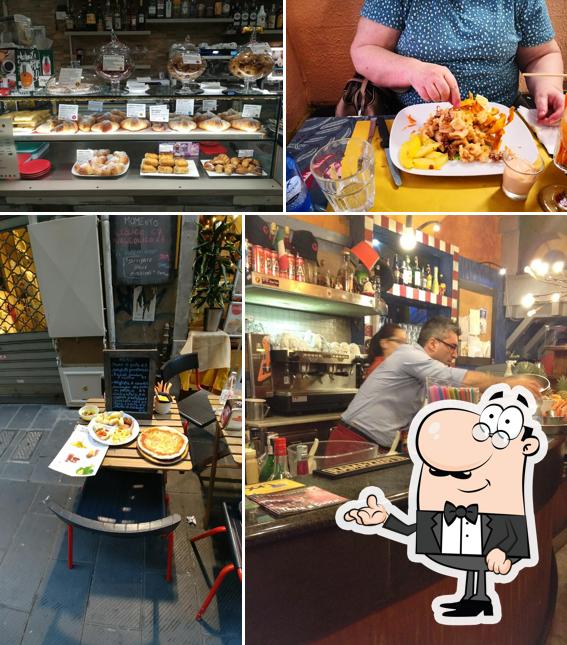 Siediti a un tavolo di Dom Cafè