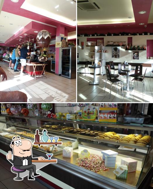 Questa è la immagine che presenta la interni e cibo di Pasticceria Maximilian