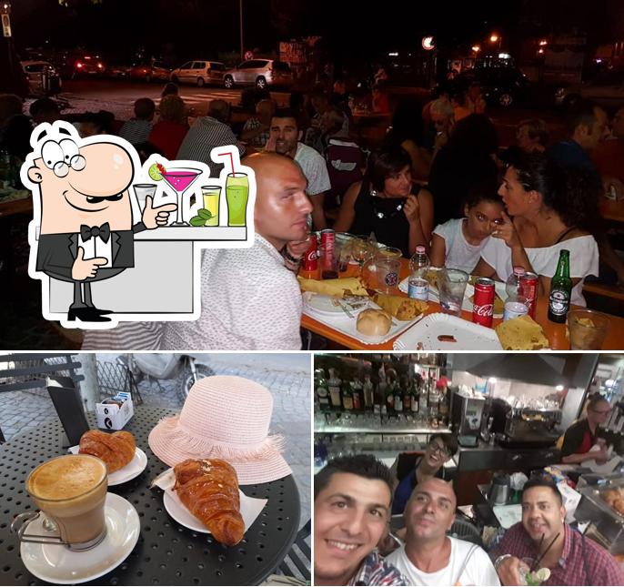 La immagine della bancone da bar e cibo di Bar Centrale