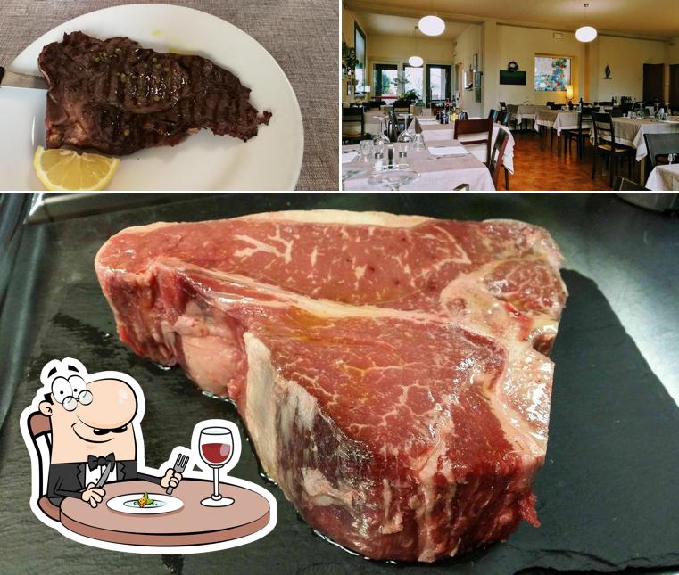 La cibo e interni del ristorante