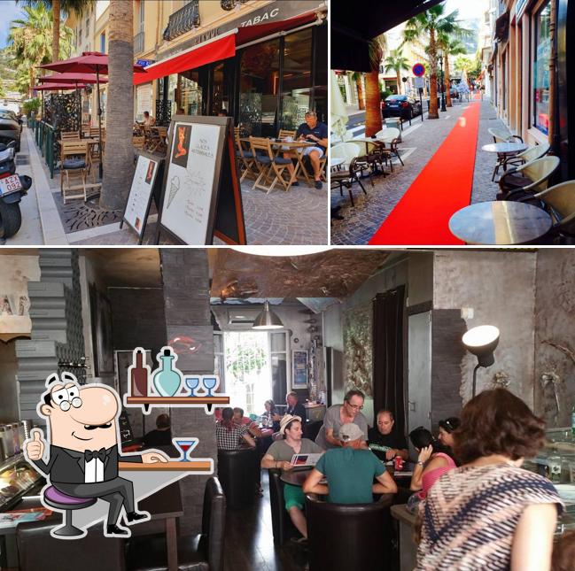 Installez-vous à l'une des tables de Flamme