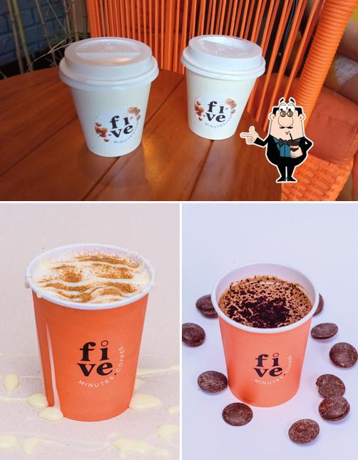 Desfrute de uma bebida no Five Minutes Coffee