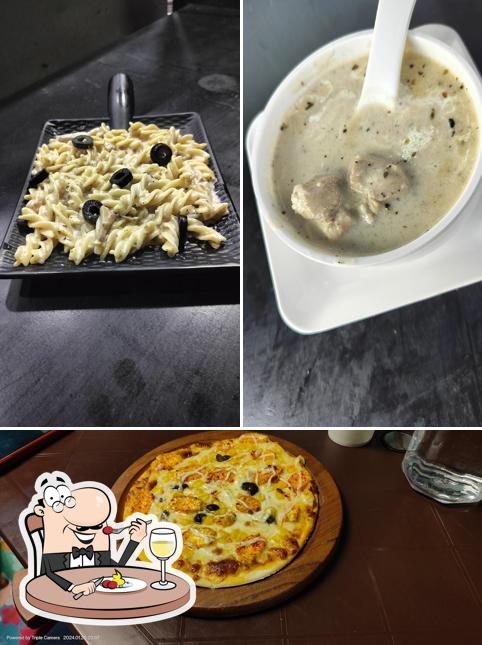 Meals at PY FOOD SQUARE / FRIED CHICKEN / WOODFIRED PIZZA / CHINESE FOODS